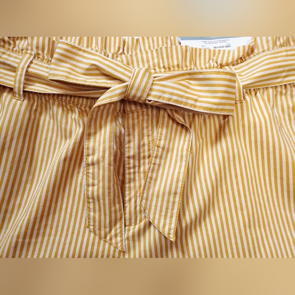 NWT Liz Claiborne 100% Cotton Gold Yellow Pinstriped Belted Shorts Womens 16 - Picture 2 of 11